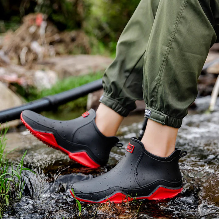 Robuste halbhohe Gummistiefel für Damen, wasserdicht & mit sicherer Antirutschsohle. Ideal für nasse Tage.