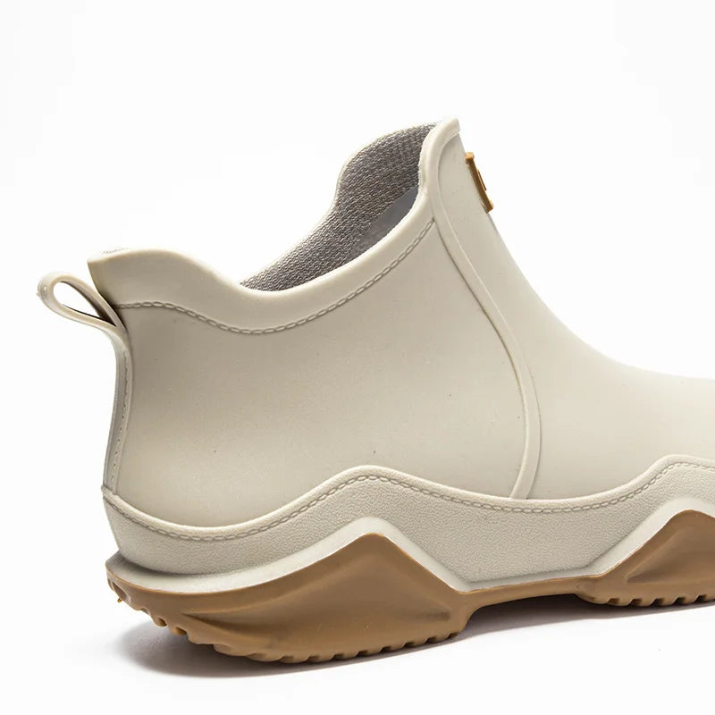 Elegante Damen Regenstiefel, halbhoch & wasserdicht, mit profilierter Antirutschsohle. Perfekt für die Stadt.