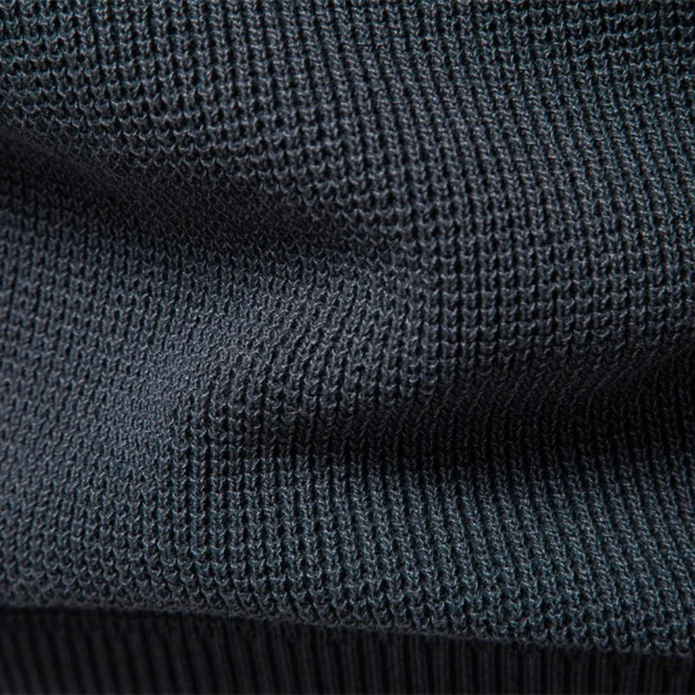 Hochwertiger Herren Rundhals-Strickpullover in klassischer Strickoptik, bequemes Oberteil.