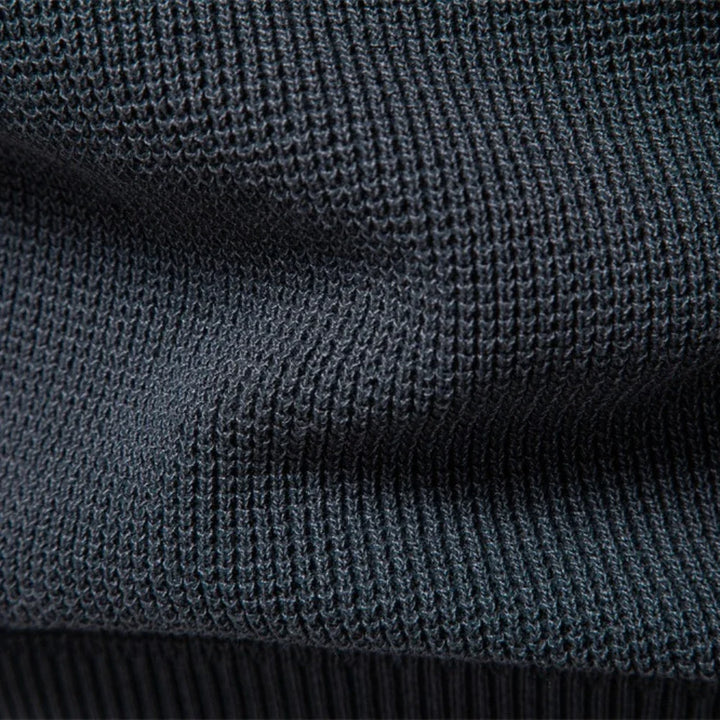 Hochwertiger Herren Rundhals-Strickpullover in klassischer Strickoptik, bequemes Oberteil.