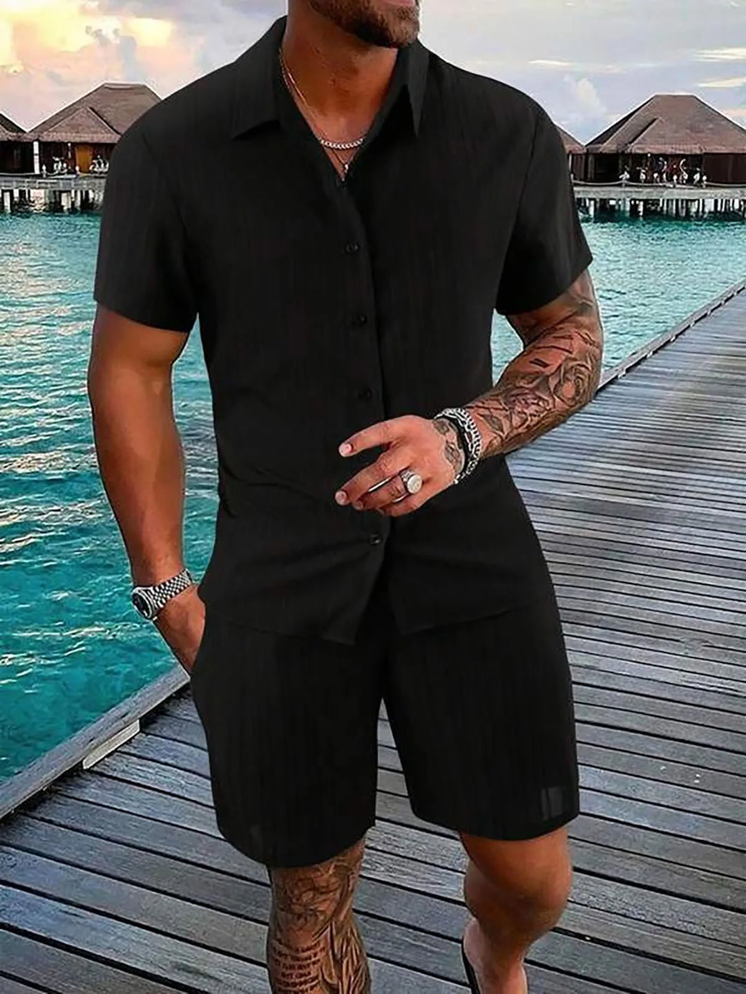 Herren Sommer-Outfit: Luftiges Kurzarm Hemd und leichte Shorts für den Urlaub.