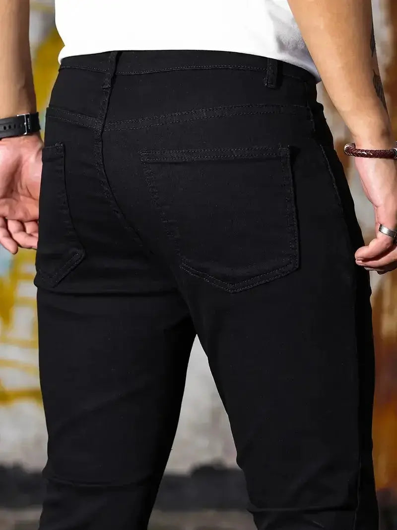 Stylischer Mann trägt moderne, bequeme blaue Slim Fit Stretch Jeans, ideal für einen zeitgemäßen Freizeit-Look.