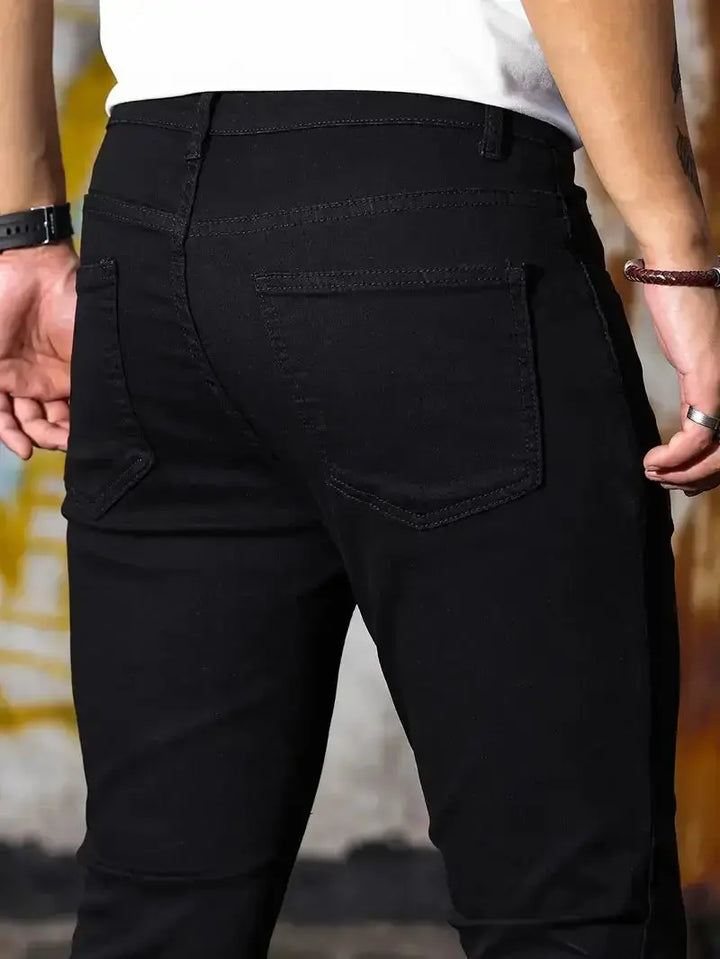 Stylischer Mann trägt moderne, bequeme blaue Slim Fit Stretch Jeans, ideal für einen zeitgemäßen Freizeit-Look.