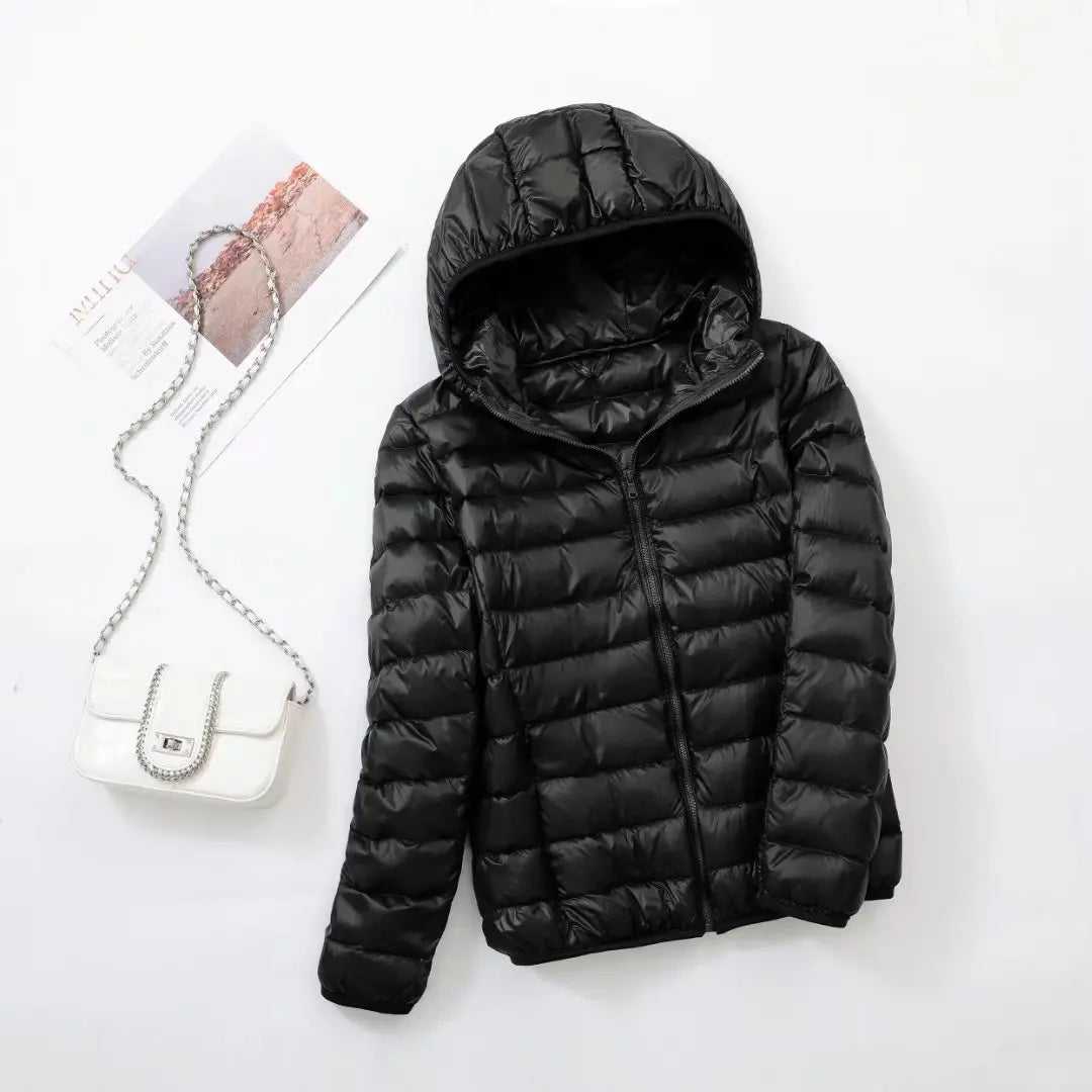 Damen Freizeit-Windjacke, leicht, wendbar, atmungsaktiv, mit Kapuze, für entspannte Tage.