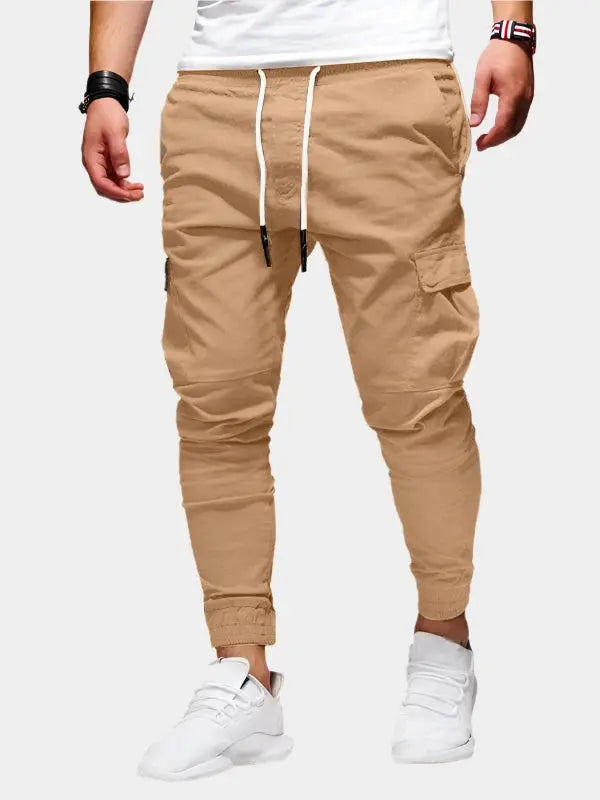 Herren Joggerhose, stilvoll kombiniert mit Sneakern, für einen modernen, sportlich-eleganten Look.