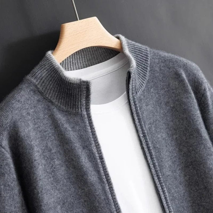 Detailaufnahme der eleganten Herrenjacke in Khaki, zeigt hochwertige Stofftextur und stilvolle Verarbeitung.