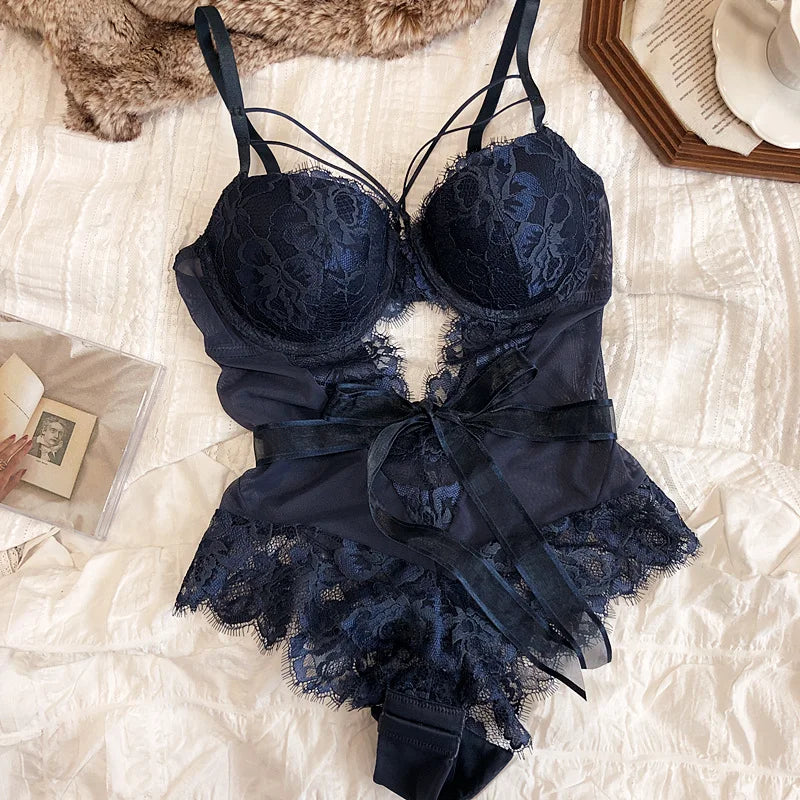 Formgebender Damen Body aus Spitze mit strategischen Cut-Outs. Sexy Dessous Lingerie für eine perfekte Silhouette.