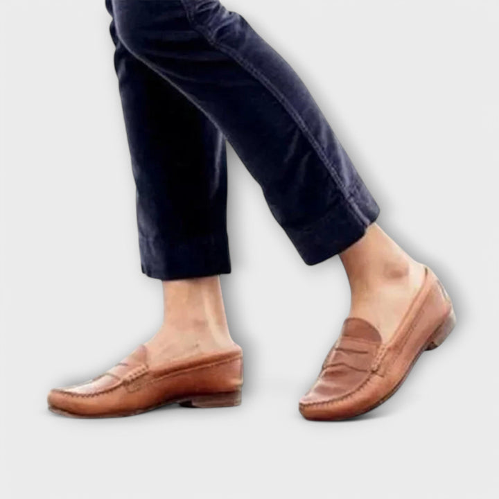 Nahaufnahme bequemer Damen Loafer in Schwarz mit rutschfester Sohle, perfekt als Büroschuhe.