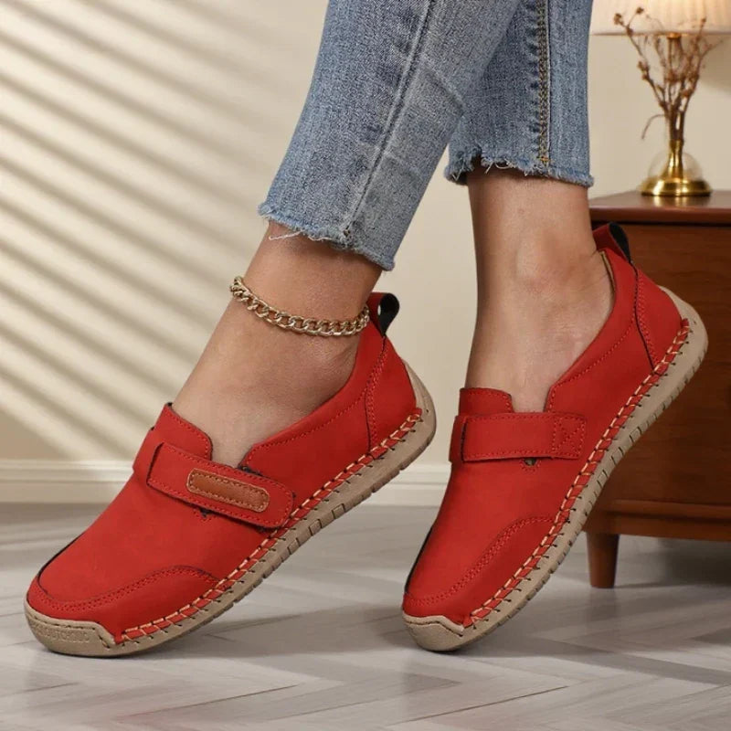 Bequeme Sommerschuhe: Damen Mokassins mit Klettverschluss, ideal für lange Tage. Flexible Sohle.