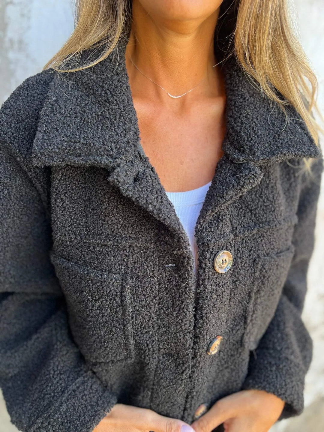 Gemütlicher rosa Damen Wintermantel, warm und langarm, mit praktischen Knöpfen für den Alltag.