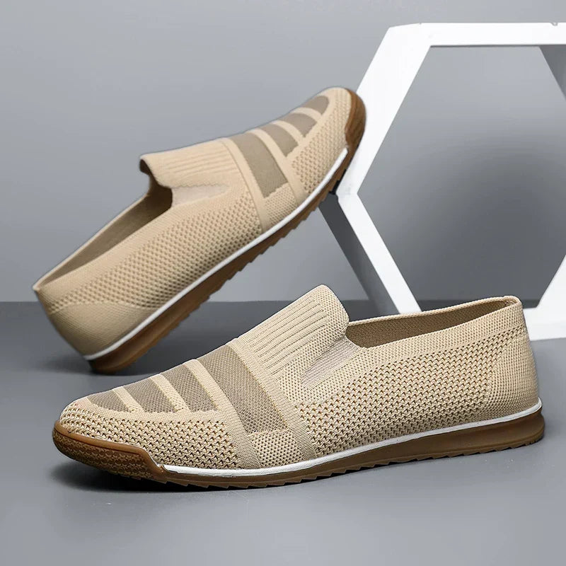 Herren Slip-On Loafers, bequem und leicht, mit gepolstertem Fußbett für den Alltag.