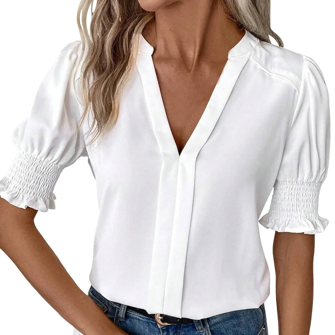 Locker geschnittene Kurzarm-Damenbluse mit elegantem V-Ausschnitt und trendigen Puffärmeln.