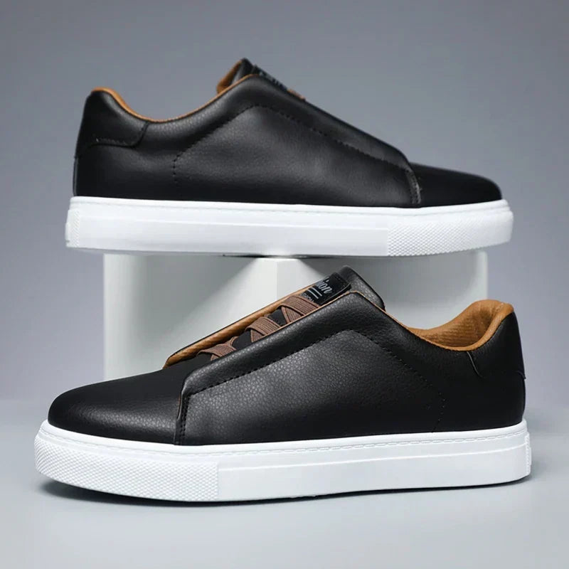 Modischer Herren Sneaker in Marineblau: minimalistisch und vielseitig, ideal als stilvoller Alltagsschuh für Männer.