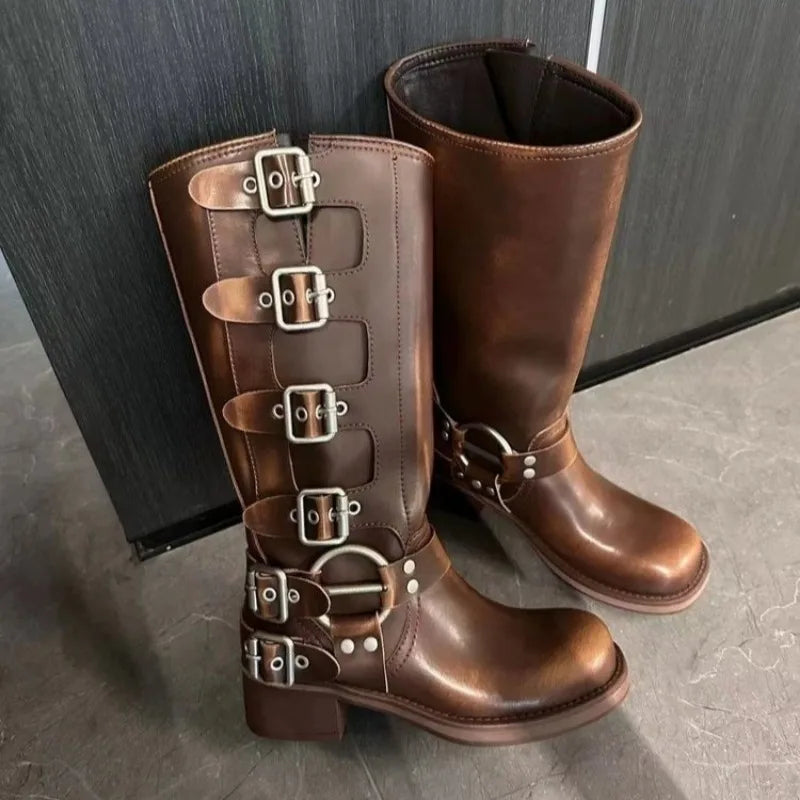 Elegante Damen Kniehohe Westernstiefel mit Schnallen und niedrigem Absatz. Ideal für Herbst & Winter.
