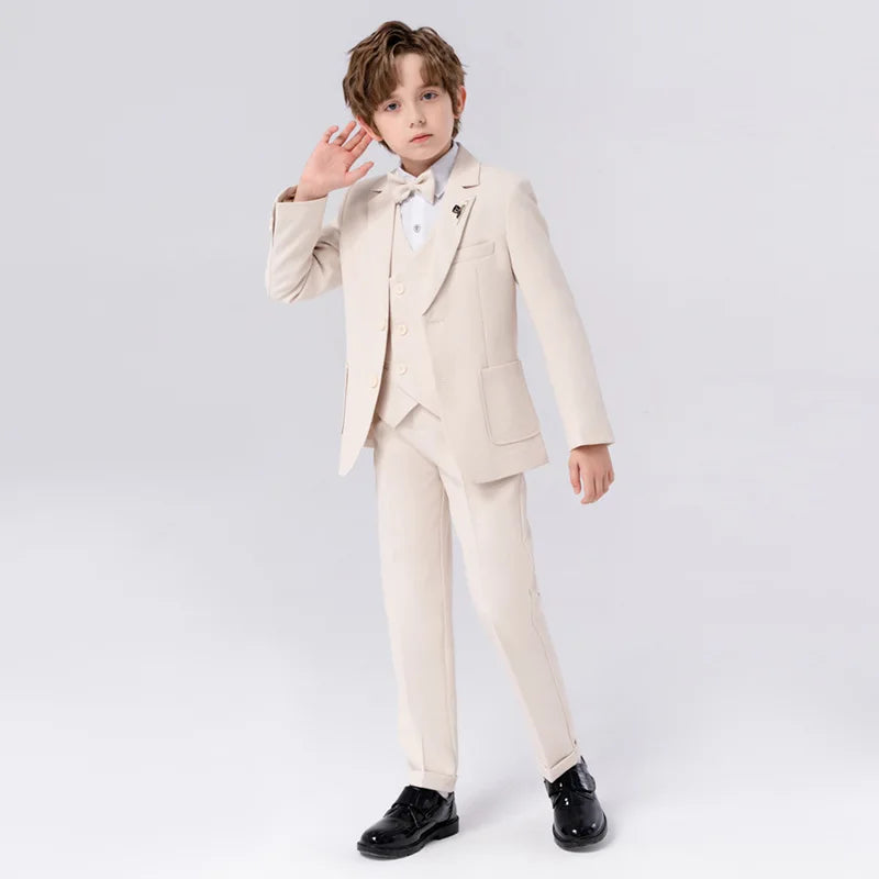 Eleganter Jungen Anzug mit Smoking-Blazer, Hose, Hemd & Fliege. Perfekt für festliche Anlässe.