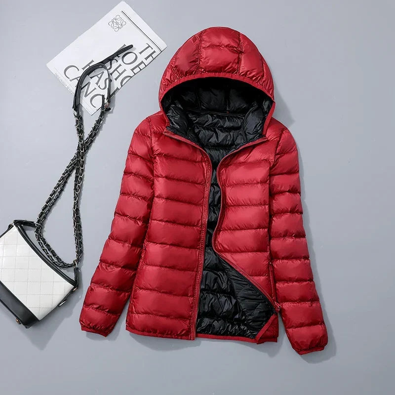 Trendige Damen Windjacke, figurschmeichelnd, leicht, mit Kapuze, perfekt für den Stadtbummel.