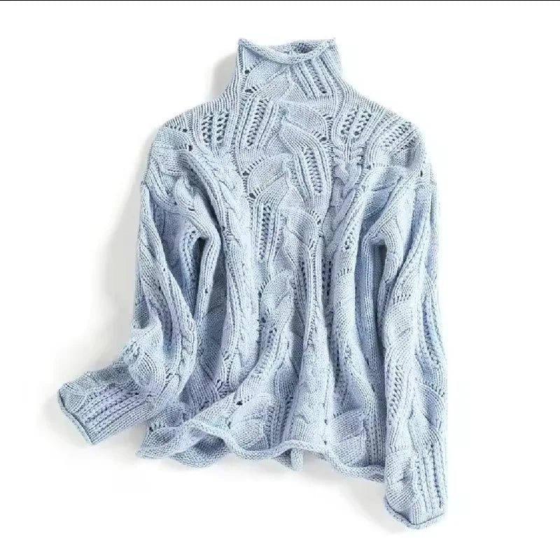 Damen Rollkragenpullover mit detailliertem Kabelstrickmuster. Ein gemütlicher, langarm Strickpullover für Herbstmode.