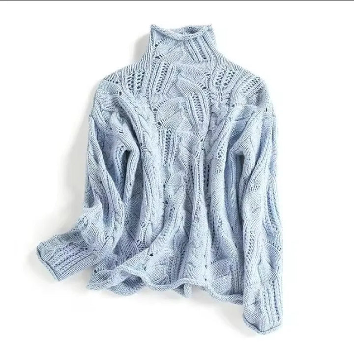 Damen Rollkragenpullover mit detailliertem Kabelstrickmuster. Ein gemütlicher, langarm Strickpullover für Herbstmode.