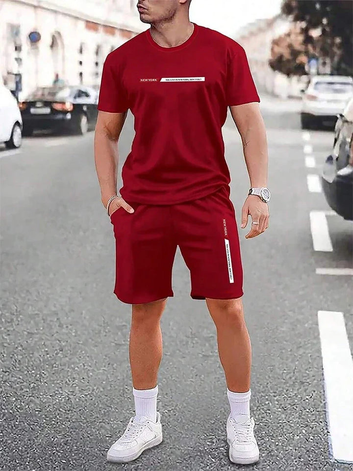 Mann entspannt im bequemen Herren T-Shirt-Set mit Shorts. Lässiger Sommer-Zweiteiler, perfekt für Freizeit & Urlaub.