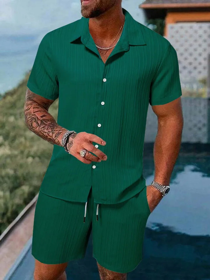 Herren Sommer Hemd Set mit Shorts, ideal für Freizeit und Urlaub am Strand.