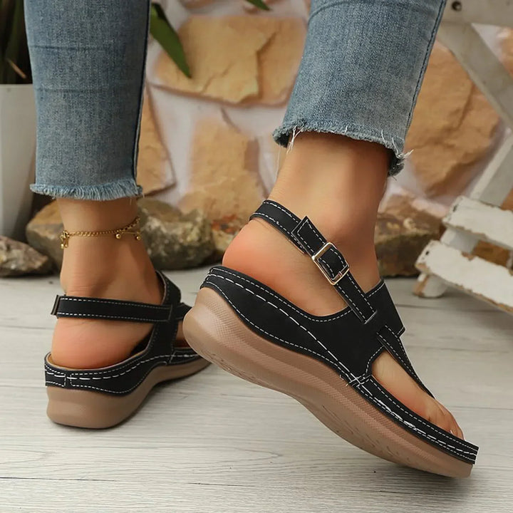 Elegante Plateau-Sandaletten: Moderne Damenschuhe mit dicker Sohle und breiten, bequemen Riemen.