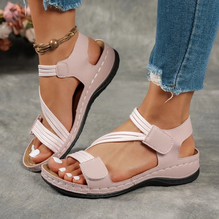 Stylische Strandsandalen für Damen mit Keilabsatz, perfekt für Strand, Urlaub & Freizeit.