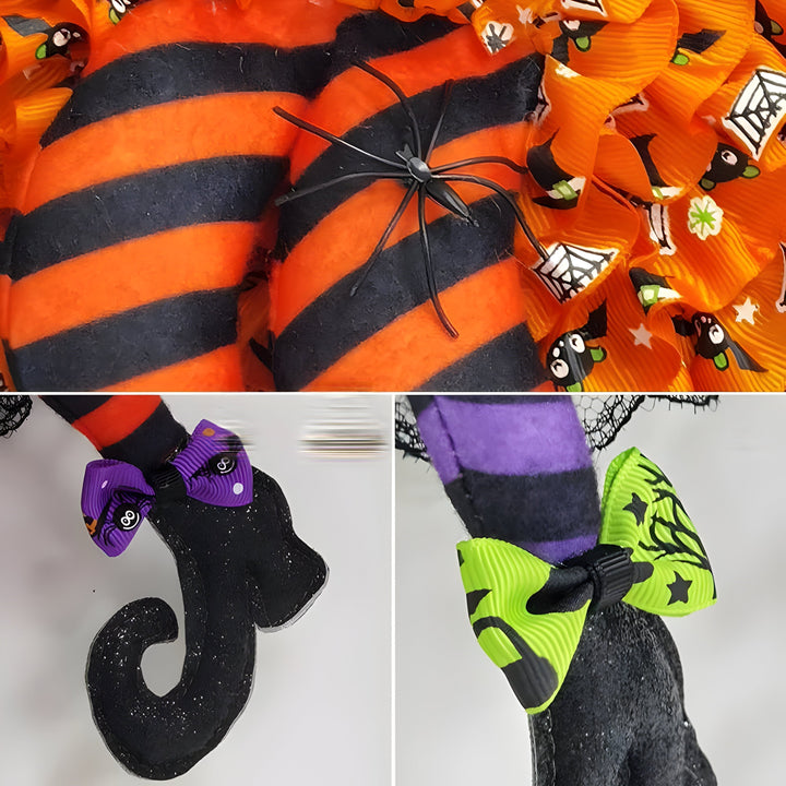 Gruseliger Hexenkranz für Halloween: lila & orange Deko mit hängenden gestreiften Hexenbeinen an der Tür.