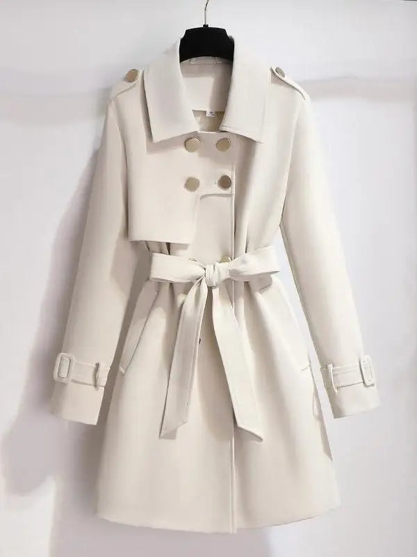 Eleganter taillierter Damen Windbreaker Mantel in Weiß, ideal für Frühling & Herbst. Stilvolle Damenmode für Büro & Freizeit.
