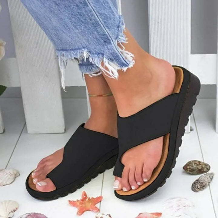 Damen Sandalen orthopädisch und bequem, am Fuß getragen, perfekt für elegante Sommer-Outfits.