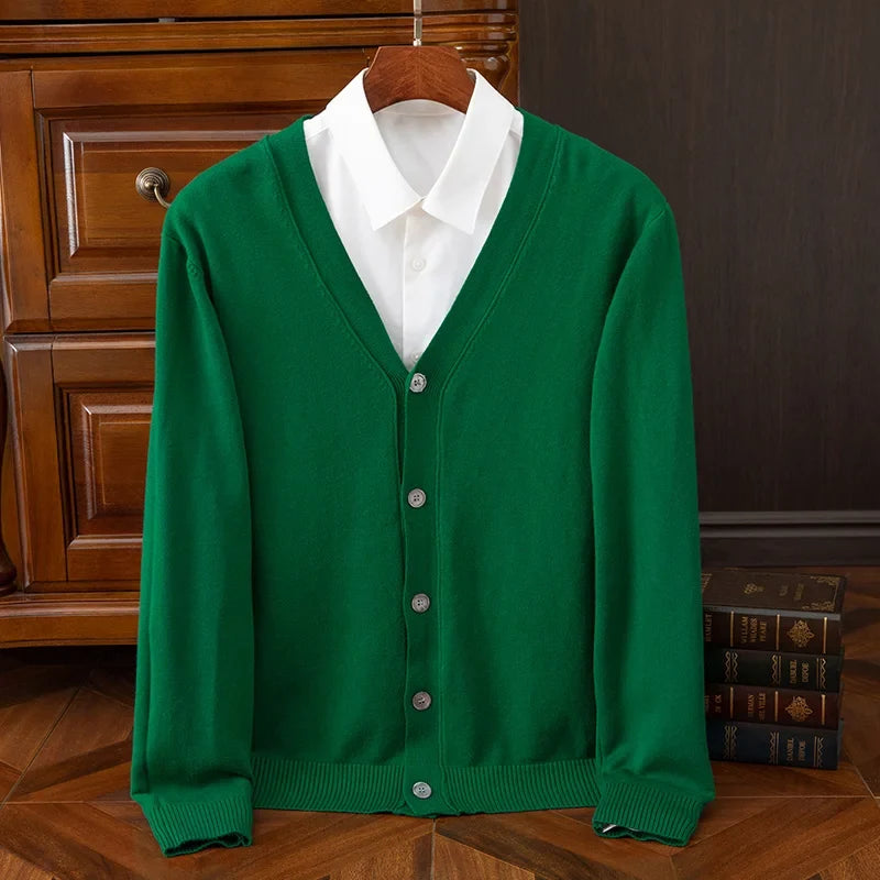 Unifarbener Herren Strickcardigan mit V-Ausschnitt und Knopfleiste. Kombinierbar für Business und Freizeit.