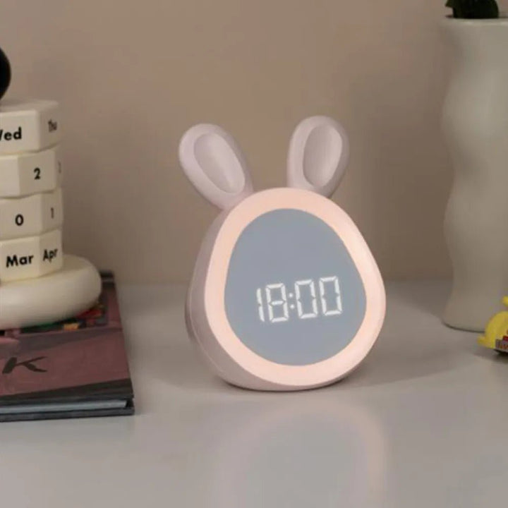 Dimmbarer Kinderwecker Kaninchen mit LED Nachtlicht und USB Akku. Sanftes Licht für Kinderzimmer und Morgenroutine.