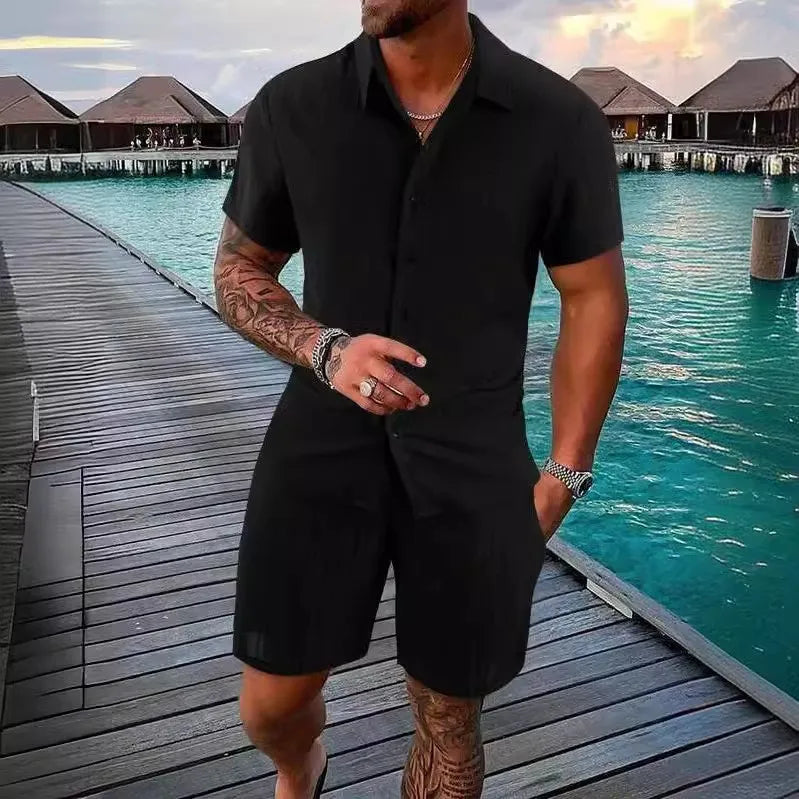 Stylisches Herren Sommer-Set: Hemd mit Strukturmuster und passende Shorts.