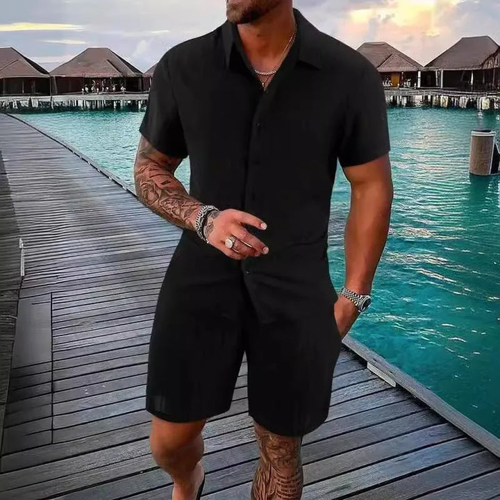 Stylisches Herren Sommer-Set: Hemd mit Strukturmuster und passende Shorts.