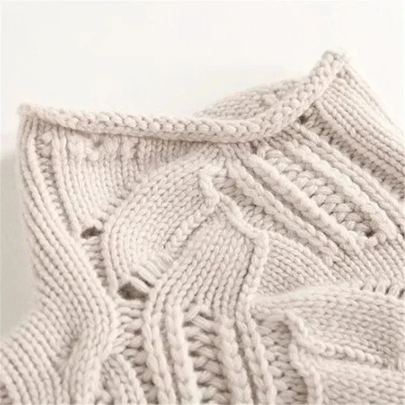 Hochwertiger Damen Rollkragenpullover mit detailliertem Zopfmuster. Warmer & bequemer Langarm-Strick für stilvolle Outfits.