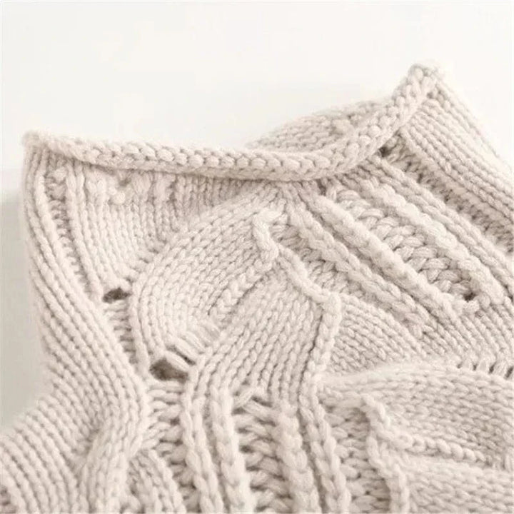Hochwertiger Damen Rollkragenpullover mit detailliertem Zopfmuster. Warmer & bequemer Langarm-Strick für stilvolle Outfits.