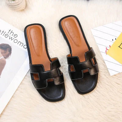Stilvolle Damen Pantoletten, offene Sommerschuhe für Komfort & modischen Look. Ideal als leichte Slipper.