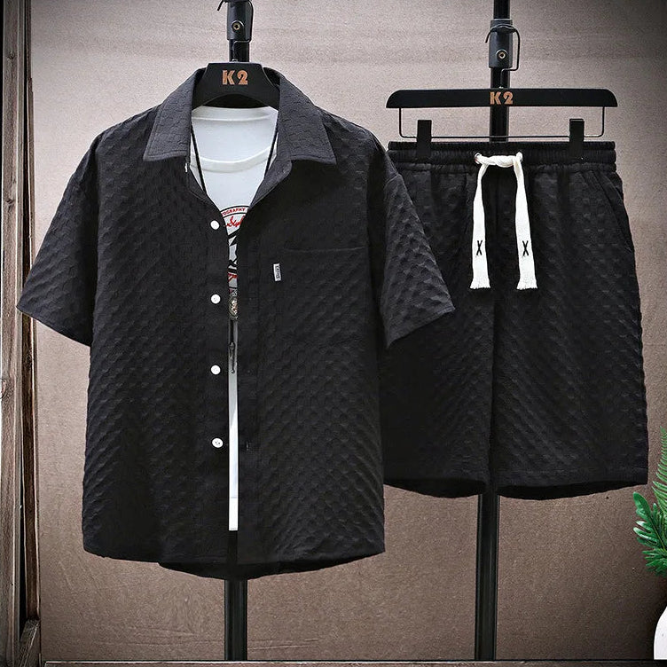 Casual Herren Sommer Set mit modernem Reißverschluss-Poloshirt und passenden Shorts für einen entspannten Look.