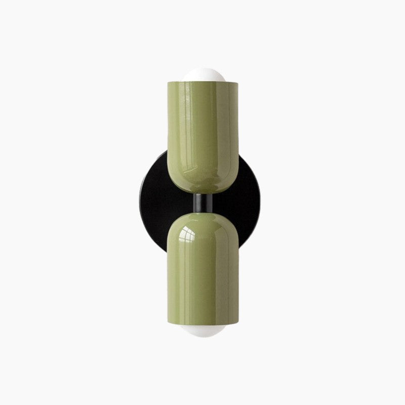 Ambientebeleuchtung: Moderne farbige Wandleuchte aus Glas & Metall für gemütliche Räume.