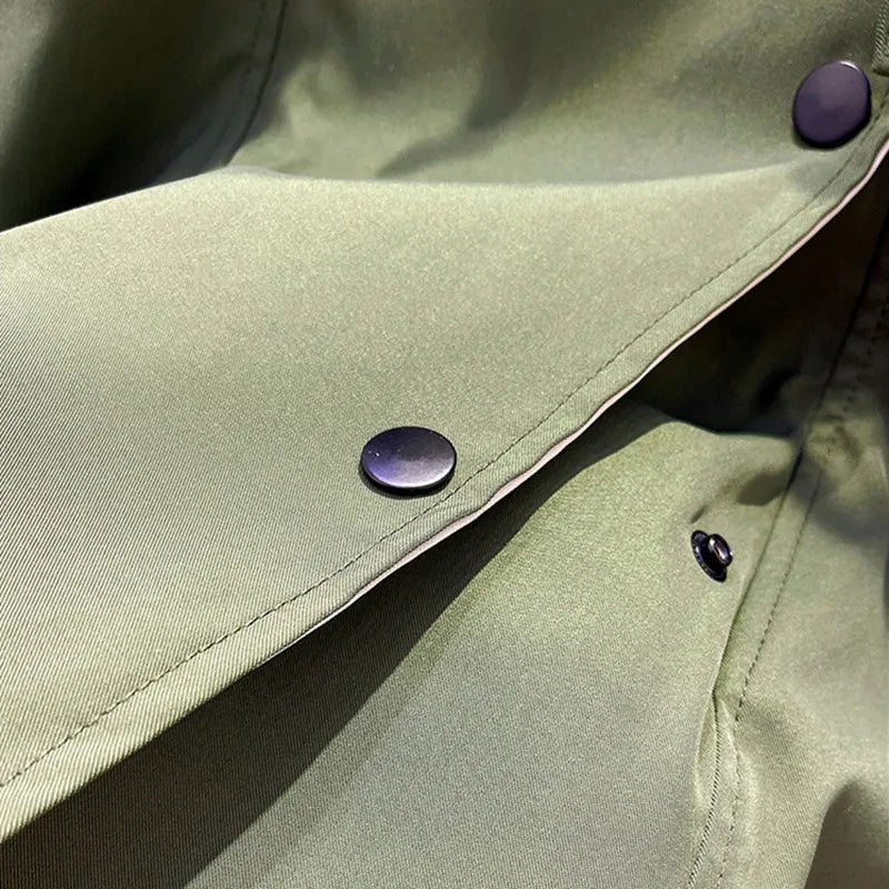 Detailaufnahme: Wasserdichte Reißverschlüsse einer grünen Damen Outdoorjacke.