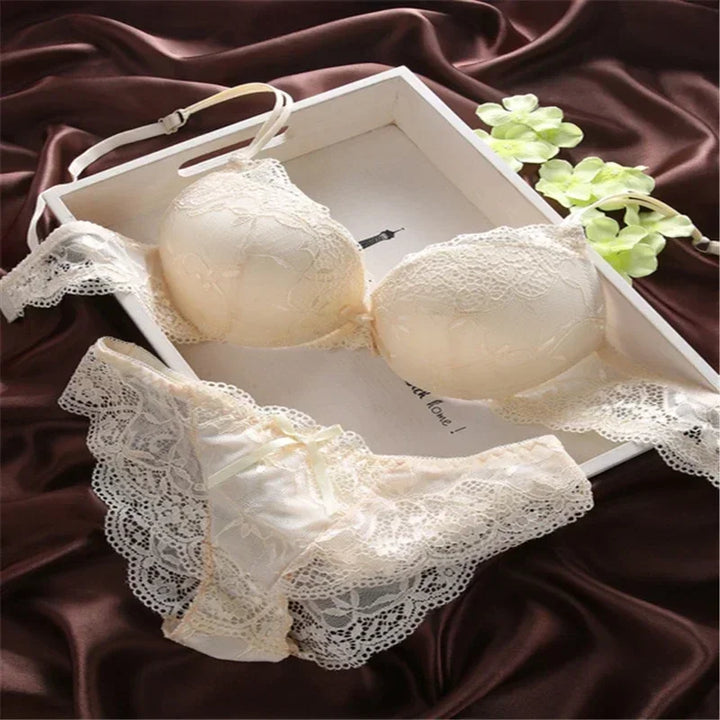 Eleganter Damen Push-up BH mit floraler Spitze & feinen Details für weibliche Konturen.