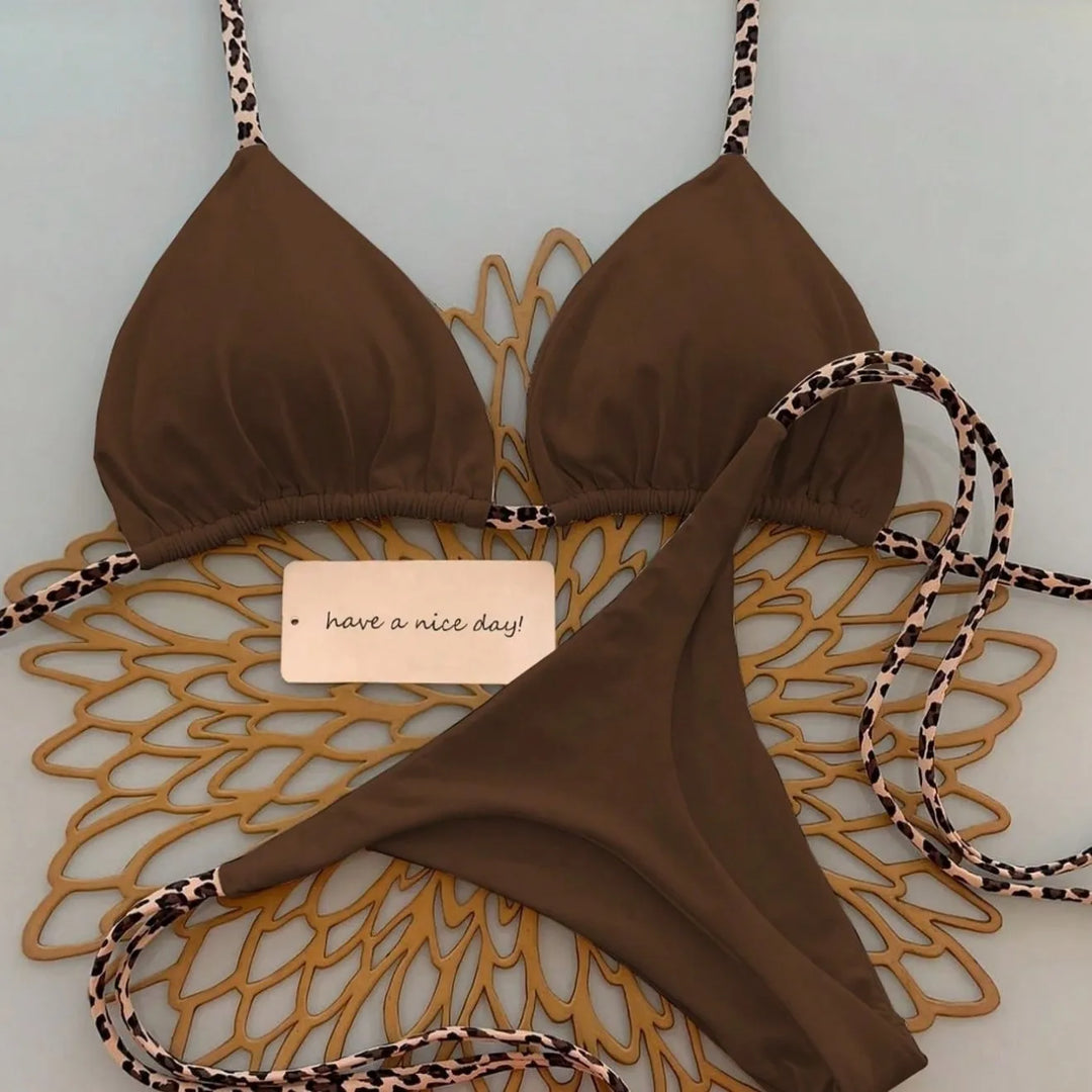 Zweiteiliges Damen Bikini-Set in Leopardenmuster Tanga-Stil. Modische Bademode für Strandtage.