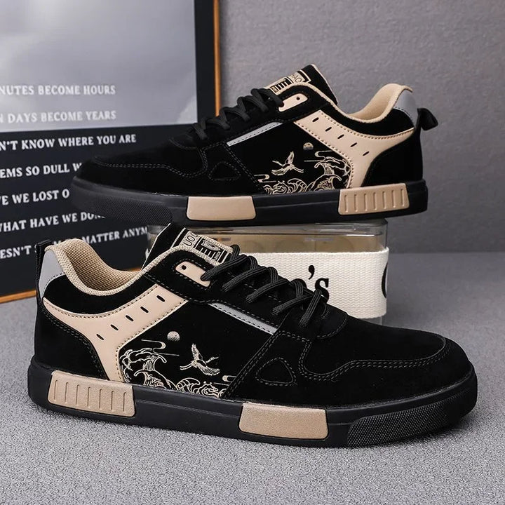 Komfortable Herren Sneakers in Schwarz mit stylischem Wellendesign, perfekt für entspannte Tage.
