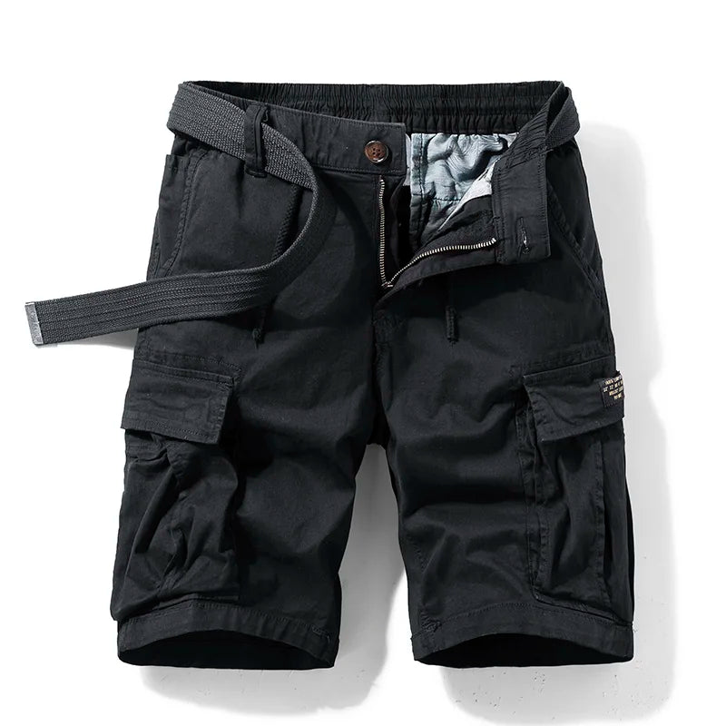 Nahaufnahme der Seitentasche einer bequemen Herren Cargo-Shorts. Praktische Freizeithose mit viel Stauraum.
