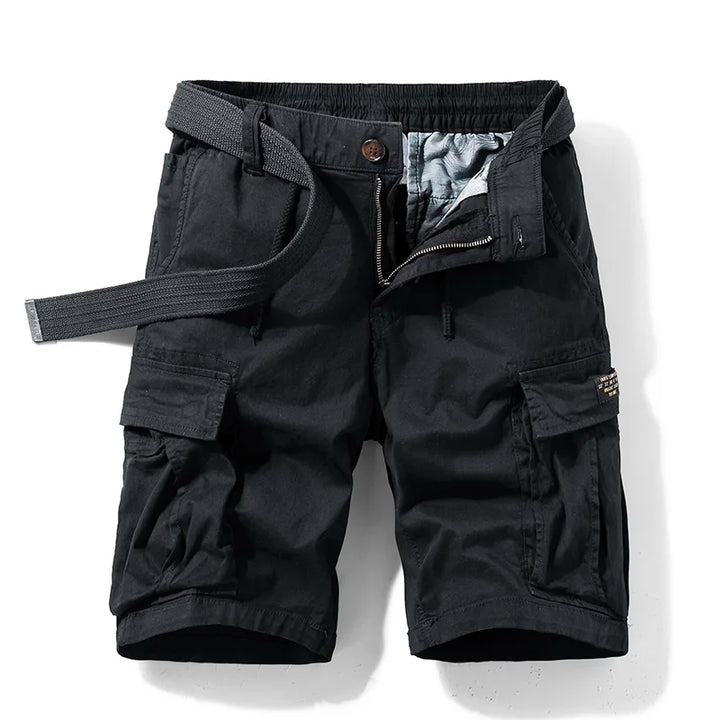 Nahaufnahme der Seitentasche einer bequemen Herren Cargo-Shorts. Praktische Freizeithose mit viel Stauraum.