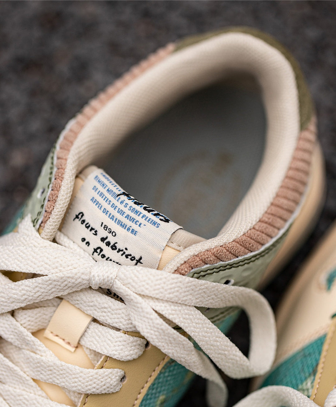 Seitliche Ansicht der stilvollen Kunst-Sneaker mit Mandelblüten-Print, bequeme und trendige Freizeitschuhe.