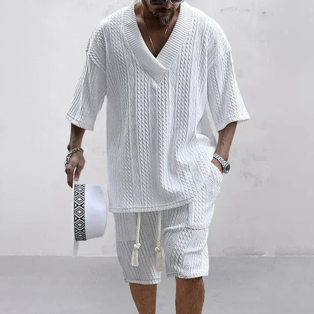 Weißer Herren Strick Zweiteiler. Lässiges Sommer Set mit Kurzarm Shirt & Shorts. Auch in Grau & Marineblau erhältlich.