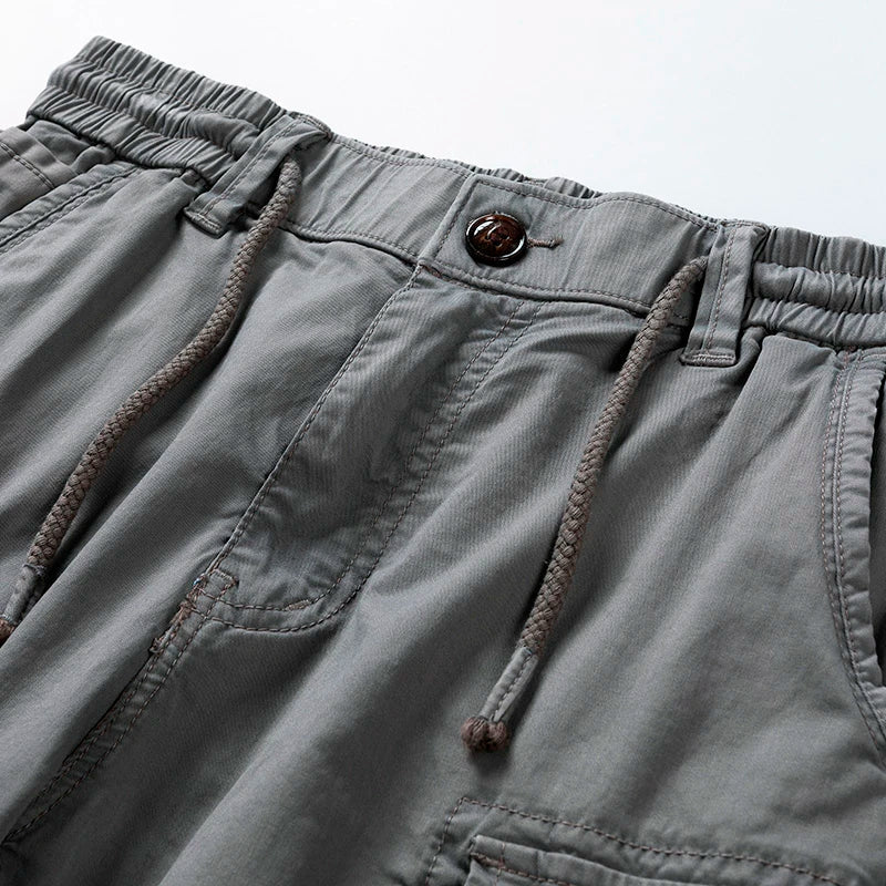 Lässige Herren Cargo-Shorts in Dunkelblau, super bequem und vielseitig für jede Freizeitaktivität im Sommer.