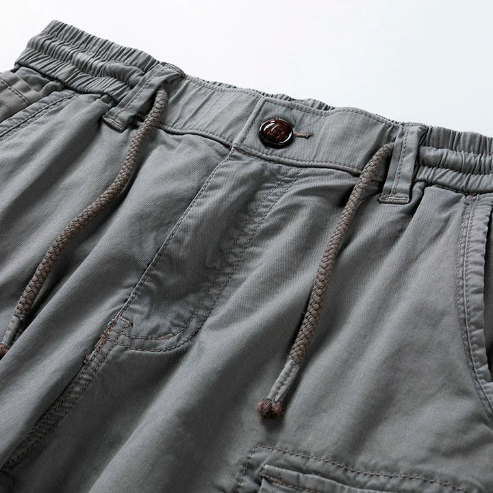 Lässige Herren Cargo-Shorts in Dunkelblau, super bequem und vielseitig für jede Freizeitaktivität im Sommer.