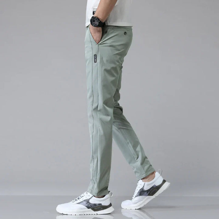 Flexibel: Mann in Herren Stretchhose Slim Fit, atmungsaktiv, für optimale Bewegungsfreiheit und Komfort.