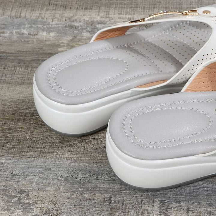 Modische orthopädische Damen-Sandalen in Blau, die Komfort und Eleganz für den Sommer vereinen.